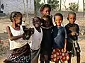 Kinder in einer Kleinstadt in Nord-Namibia