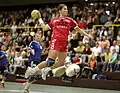 Beim Handball ist der Ball nicht so groß wie beim Fußball, damit man ihn gut greifen kann.