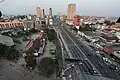 Die Hauptstadt Kinshasa. Bis zum Jahr 1966 hieß sie Léopoldville, nach dem belgischen König Leopold.