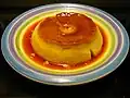 Flan ist ein Nachtisch mit Karamellsoße.