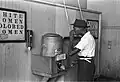 Im Jahr 1939 in den USA: Schilder sagen, welcher Trinkbrunnen für welche Hautfarbe da ist.