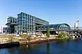 Der Hauptbahnhof von Berlin hat lauter Glasfassaden. Dabei ist die ganze Wand eine Art Fenster.