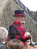 Einer der Yeomen Warders spricht zu Besuchern.