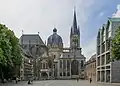 Der Aachener Dom ist über 1200 Jahre alt.