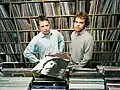 Zwei Musikfans mit ihrer Sammlung von Schallplatten