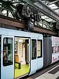 In die Schwebebahn steigt man ein wie in eine normale Straßenbahn. Sie wackelt aber mehr.