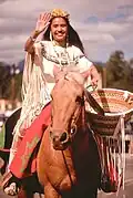 Eine Mescalero-Apachin auf einem Rodeo