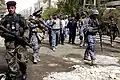 Amerikanische und irakische Soldaten suchen verbotene Waffen in Bagdad.