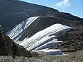 Mit solchen Abdeckplanen kann man den Schnee oder den Permafrostboden vor dem Auftauen schützen.