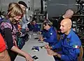 In Köln steht ein Astronauten-Zentrum. Diese Astronauten geben gerade Autogramme.