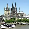 Der Dom von der anderen Seite des Rheines aus. Links ist die Kirche Groß Sankt Martin.