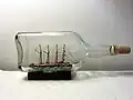 Bastelarbeiten wie dieses Flaschenschiff sind sehr schwierig.