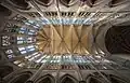Ein Blick von unten senkrecht nach oben in das Gewölbe über dem Altarraum der Kathedrale in Beauvais (Frankreich). Weil die Rippen sich überkreuzen, nennt man das hier ein Kreuzrippengewölbe.