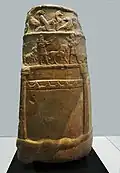 Ein Grenzstein im alten Babylon. Er zeigt Götter und Zeichen für Götter.