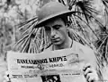 Ein Grieche, der im Zweiten Weltkrieg für Australien gearbeitet hat, liest eine Zeitung für Griechen.