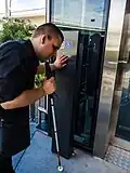 Bei einer Fähre in Australien: Ein Mann liest Braille beim Lift.