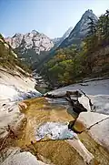 Ein Wasserfall im Kumgang-Gebirge