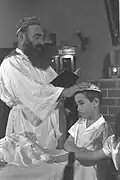 Dieser Mann segnet seinen Sohn am Vorabend des Jom Kippur.