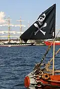 Dieses Schiff hat aus Spaß eine Totenkopf-Flagge gehisst. Die meisten Piraten haben aber eine Landesflagge oder gar keine verwendet.