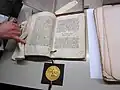 Die Goldene Bulle regelte die Wahl des Kaisers.
