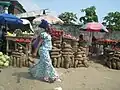 Yams-Wurzeln und anderes Gemüse auf einem Markt