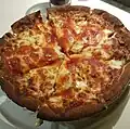 Eine Pizza im „Chicago-Style“ mit dickem Rand und viel Käse