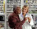 Eine Apothekerin berät einen Patienten.