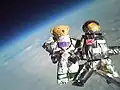 Teddybären im Weltraum, an einem Fallschirm