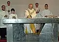 Ein Bischof der katholischen Kirche steht an einem Altar, in Leipzig.