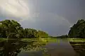 Regenbogen über dem See Väimela Alajärv in Estland