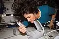 Suni Williams aus den USA, bei der Forschung