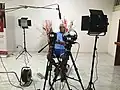 In Ghana: Dieser Mann wird gleich interviewt. Jemand spricht mit ihm und nimmt das auf.