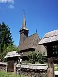 Eine alte Holzkirche in einem rumänischen Museumsdorf