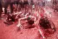 Die Tomatina ist eine Tomatenschlacht in Spanien, bei der sich Menschen mit Tomaten bewerfen.