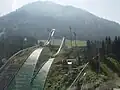 Die Groß- und Normalschanze in Oberstdorf (Bayern) sind keine Naturschanzen. Für den Anlauf wurden Türme gebaut. Im Sommer sind sie mit Matten belegt.