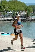 Eine australische Sportlerin auf der Triathlon-Laufstrecke am Wörthersee
