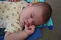 Babys saugen gerne am eigenen Daumen. Das tun sie schon vor der Geburt.