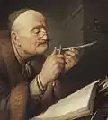 Der Mann schärft die Spitze seiner Gänsefeder, um wieder gut schreiben zu können.