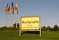 Im Jahr 1984 kam die erste E-Mail in Deutschland an, und zwar in Karlsruhe. 25 Jahre später hat man zur Erinnerung ein solches Ortsschild aufgestellt.