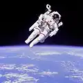 Der Raumanzug schützt den Astronauten auch vor dem Vakuum. Sonst würde der Mensch sterben.