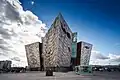 An die Titanic erinnert dieses Gebäude in Belfast, in der Nähe der Werft von damals.