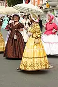 Typische Kleidung aus der Biedermeier-Zeit, nachgemacht für ein heutiges Fest in Deutschland