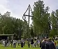 In vielen Ländern in Nordeuropa feiert man die besonders langen Tage, an denen die Sonne nachts gar nicht untergeht, mit dem Mittsommerfest.