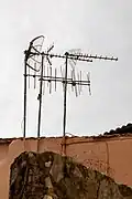 Antennen auf einem Hausdach auf der griechischen Insel Korfu