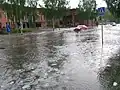 Dieser Starkregen hat die Straße in einen Fluss verwandelt.