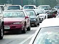 Weil viele Autos am Straßenverkehr teilnehmen, gibt es immer wieder Staus.