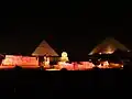 Nachts findet eine Show statt, bei der die Pyramiden mit buntem Licht angestrahlt werden.