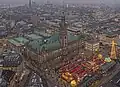 Das Rathaus von Hamburg aus der Luft
