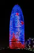 Der Torre Glòries ist 140 Meter hoch und wird nachts farbig beleuchtet.
