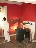 Ein Fachmann beim Entfernen eines Schimmelpilzes in einem Wohnraum.